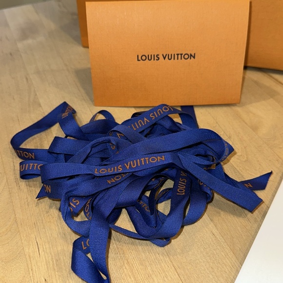 LOUIS VUITTON Shopping Bag—Envelope-Book-Ribbons - Picture 4 of 7